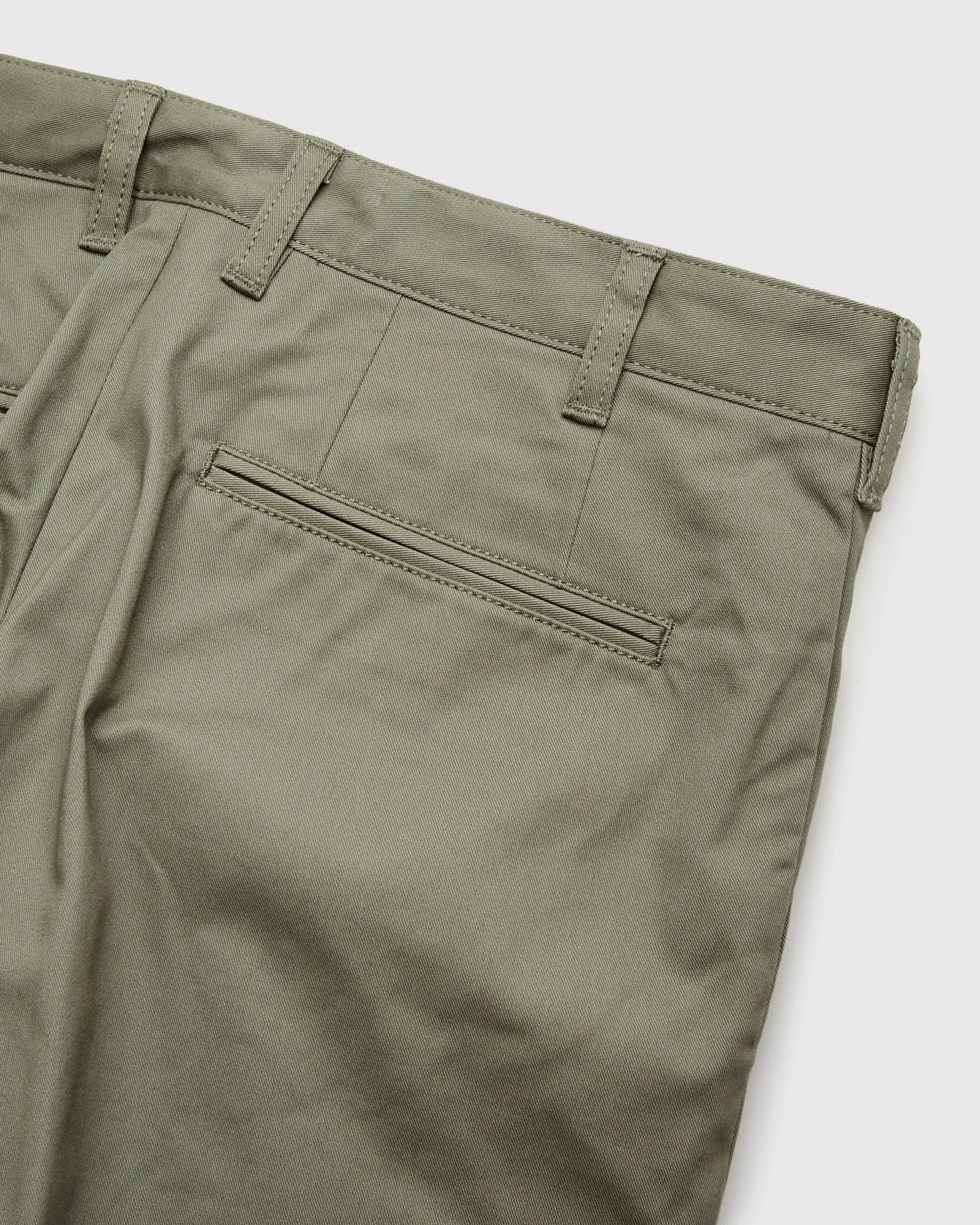 2-Pleat Twill Trousers in Olive