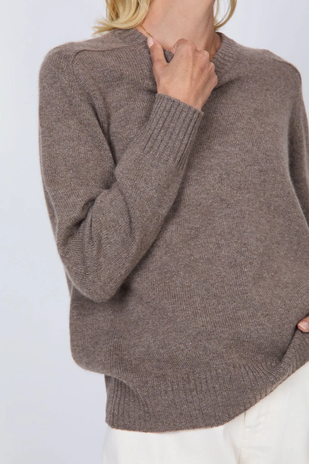 Saddle Cashmere Crew - Hazelnut