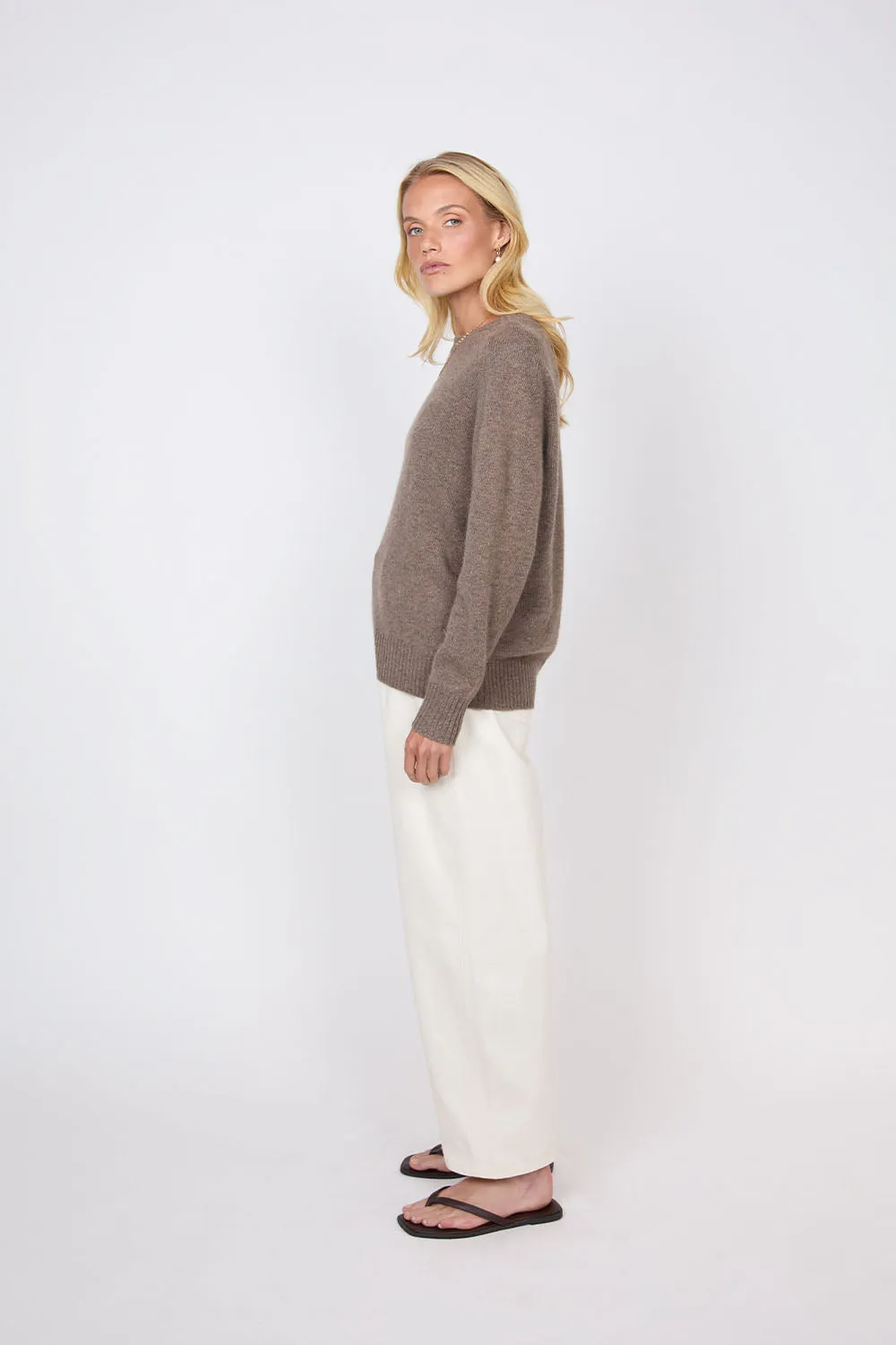 Saddle Cashmere Crew - Hazelnut