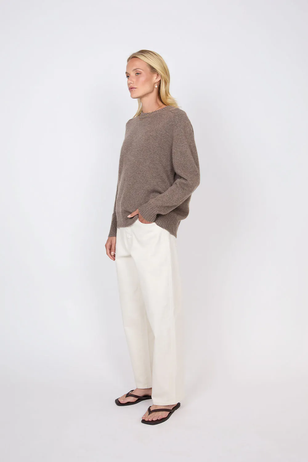 Saddle Cashmere Crew - Hazelnut